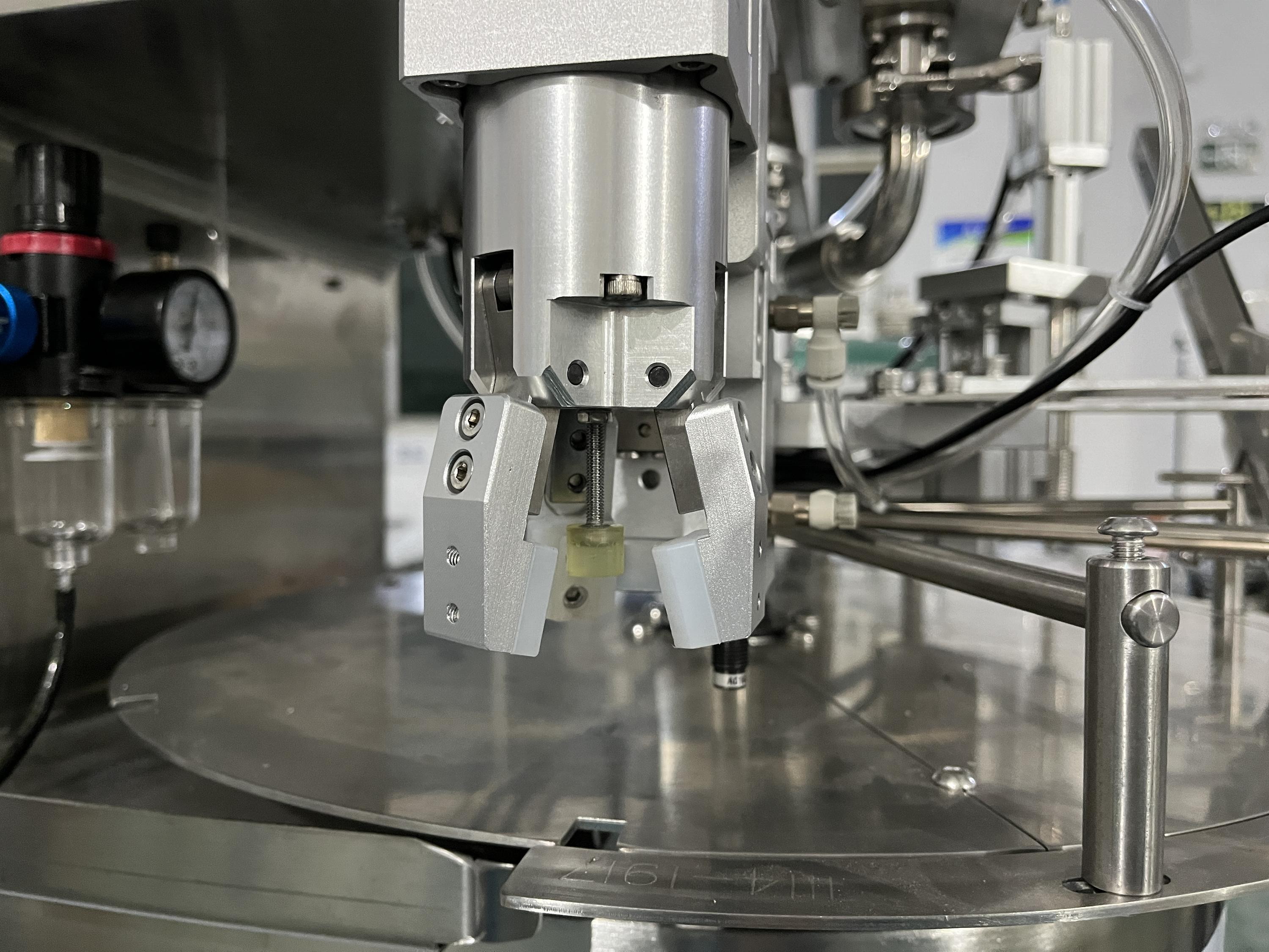 全自动吸管袋液体灌装旋盖机，适用于果汁、牛奶、饮料 4