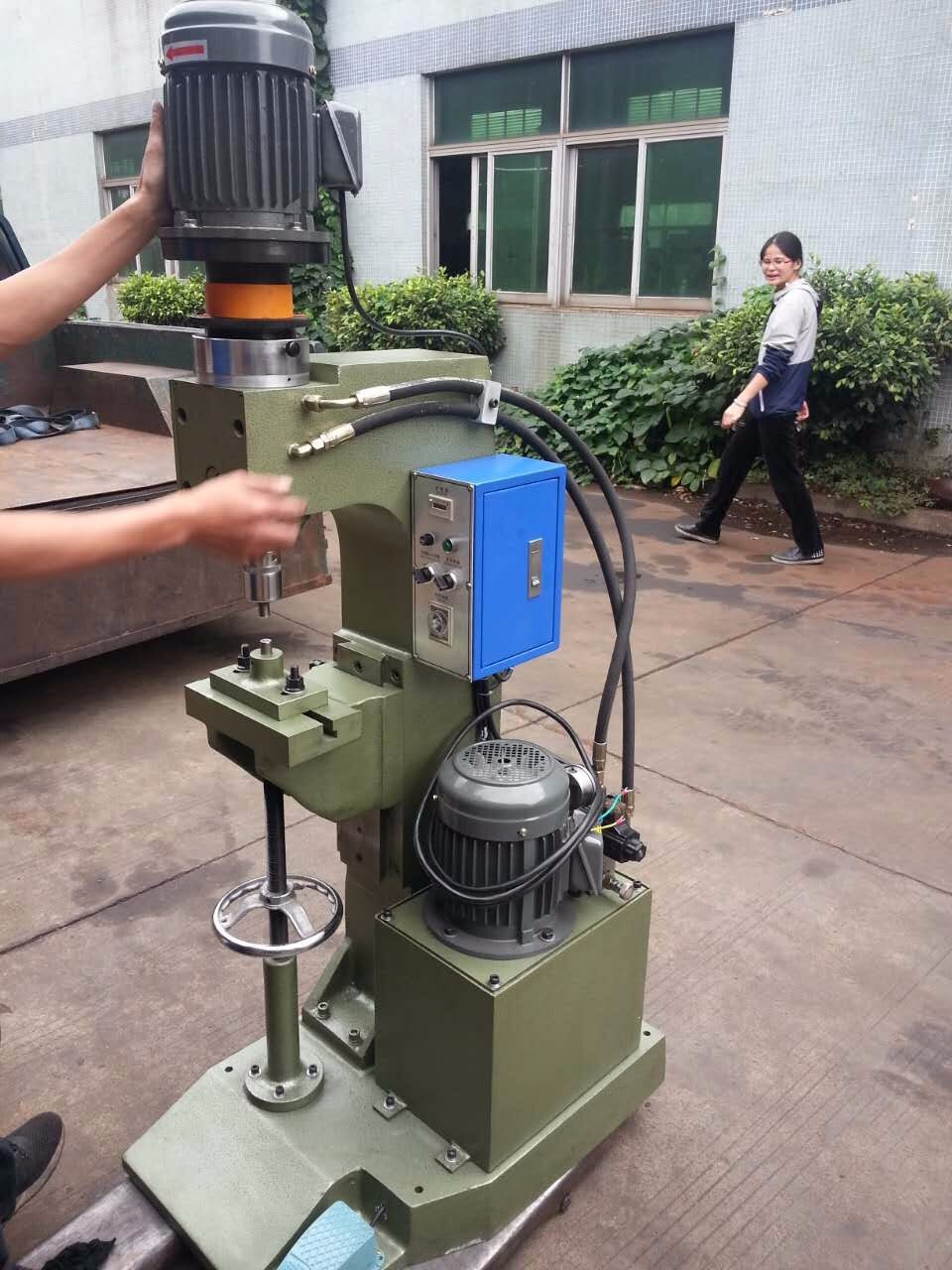 七月牌自动手动液压轨道式铆接机畅销0.5-5秒10 70kgf/cm2 2-3HP 3期20-45毫米175毫米 4